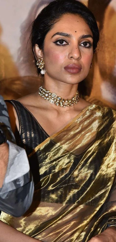 Sobhita Dhulipala in a gold tissue saree for "Major" pre-release event! Gold Tissue Saree, Sobhita Dhulipala, Zari Saree, Indian Navel, Africa People, Saree Draping Styles, Hot Poses, Tissue Saree, Casual Saree