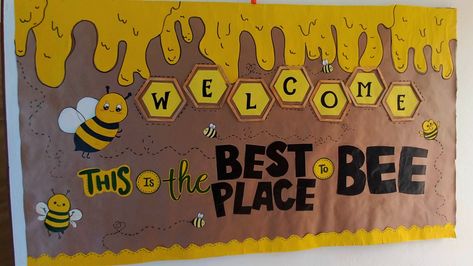 Spelling Bee Decorations School, Bee Theme Bulletin Board, Spelling Bee Decorations, Spell Bee Competition, Bee Bulletin Boards, Bee Classroom Decor, Bees For Kids, High School Bulletin Boards, Birthday Board Classroom