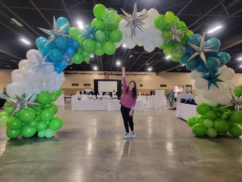 Green And White Balloon Arch, White Balloon Decoration, Organic Balloon Arch, White Balloon Arch, Arch Balloon, Decoration Balloon, Balloon Arches, White Balloons, The Host