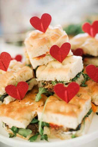 Valentines Day Picnic Food, Finger Foods Valentines Day, Appetizers For Valentines Day Party, Valentine’s Day Finger Food, Valentines Day Brunch Food, Galentines Brunch Food Ideas, Valentine’s Day Brunch Decor, Brunch Valentines Day, Valentines Day Finger Foods