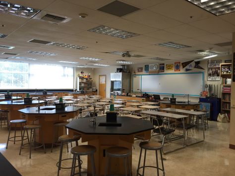 My new high school Chemistry classroom! Chemistry Classroom Aesthetic, Physics Classroom High School, Science Classroom High School, Classroom Seating Plan, High School Chemistry Classroom, Room Reference, Classroom Decor Middle, Middle School Classroom Decor, Classroom Interior