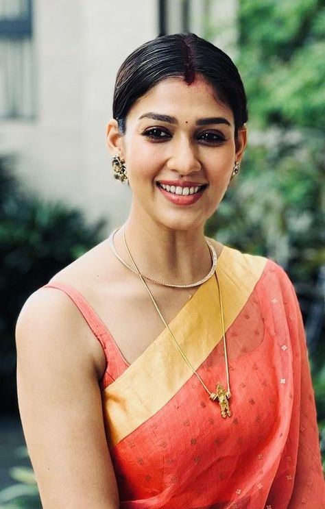 Simple Indian Wedding, Nayanthara In Saree, South Indian Mangalsutra, Nayanthara Hairstyle, Silk Sarees Online Shopping, Couple Wedding Dress, Actress Without Makeup, Hot Poses, Mangalsutra Designs