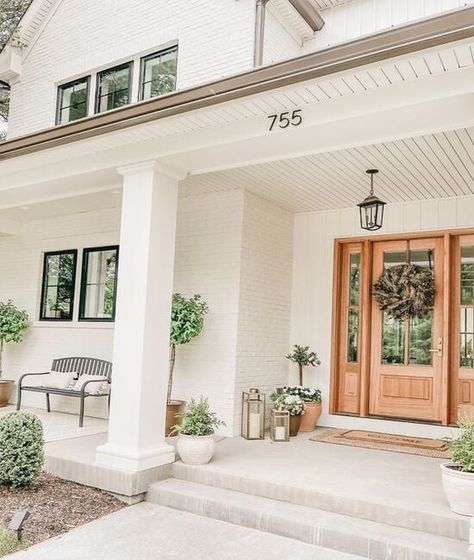 Modern Farmhouse Front Porch Decor, Boho Exterior, Porch Nook, Modern Front Porches, Exterior Columns, Porch Landscaping, Front Verandah, Porch Styles, House Front Porch