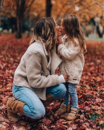 Mommy And Me Fall Photo Shoot Outfits, Fall Pictures Mommy And Daughter, Fall Pictures Mom And Daughter, Fall Mother And Daughter Photos, Mom And Daughter Fall Photoshoot, Mother Daughter Autumn Photoshoot, Mom Daughter Photography, Mom Daughter Photos, Mommy Daughter Photography