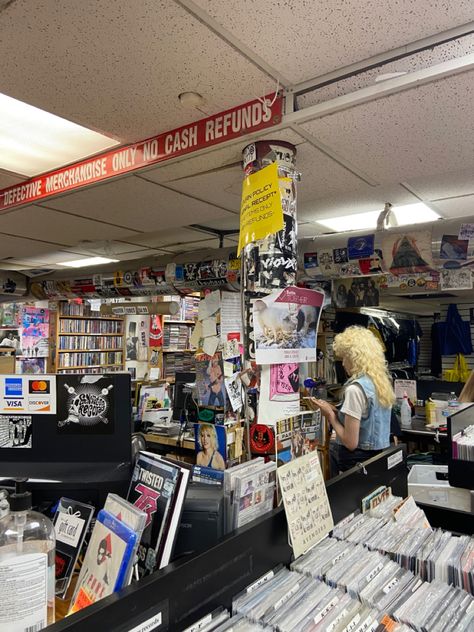 New York Record Store, Nyc Punk Aesthetic, Nyc Record Store, Nyc Artist Aesthetic, New York Artist Aesthetic, Soho Nyc Aesthetic, Nwe York, Atelier Aesthetic, Nyc Aesthetic Outfit