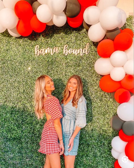 Alabama tailgate best! Tailgate Grad Party http://liketk.it/2Ttyl #liketkit @liketoknow.it #gameday #rolltidealabama Grad Party Centerpieces, High School Graduation Party Ideas, College Graduation Party Decorations, Grad Party Theme, College Grad Party, Photowall Ideas, Graduation Party Table, Backyard Graduation Party, Outdoor Graduation Parties