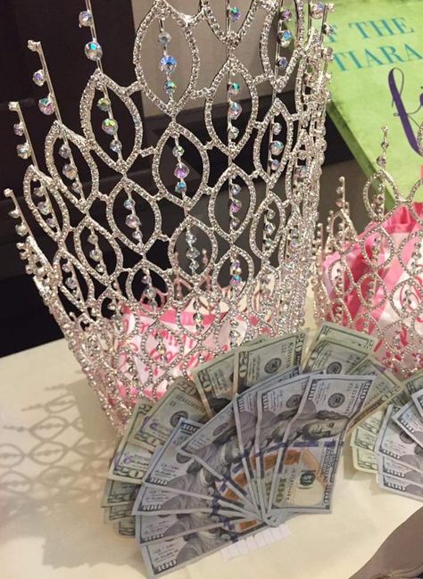 Pagent Girl Aesthetic, Pageant Crown Display Ideas, Chyna Parks, Pageant Aesthetic, Crown Display, Pageant Queen, Glitz Pageant, Pageant Life, Miss California