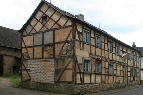 Wattle and Daub - Resilience Wattle Raised Bed, Wattle And Daub House, Wattle Fencing, Wallace Wattles, Wattle And Daub, German Houses, Alternative Housing, Housing Ideas, Energy Efficient Homes