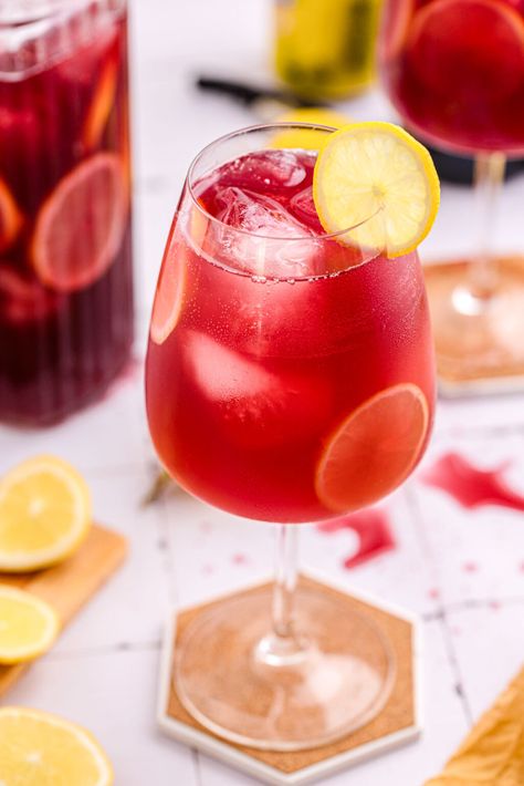 Tinto de Verano (Spanish Summer Drink) - Recipes From Europe Spanish Cocktail, Spanish Drinks, Spanish Cocktails, Red Wine Drinks, Paella Party, Summer Wine Drinks, Spanish Summer, Virgin Drinks, Mommy Juice