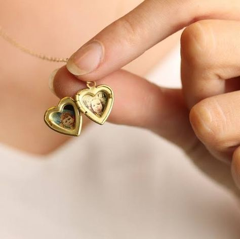 Ideas for Mother's Day Gifts - Kuntala's Travel Blog Tiny Locket, Vintage Heart Locket, Silk Purse, Photo Gold, Heart Locket Necklace, Vintage Lockets, Gold Locket, Wear Necklaces, Tiny Heart