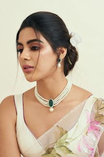 Earrings For Saree, Pearl Necklace Outfit, Floral Organza Saree, Cleavage Hot, Saree Jewellery, Antique Necklaces Design, Floral Saree, Fancy Jewelry Necklace, Pearl Jewelry Design