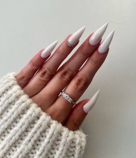 White stiletto nails glitter milky white 2023 fall autumn aesthetic clean girl Milky White Nails Pointy, Milky Stiletto Nails, White Stilletos Nails, White Nails Acrylic Almond, Stiletto White Nails, Milky White Stiletto Nails, Milky White Nails With Rhinestones, Stiletto Fall Nails, White Nails 2023