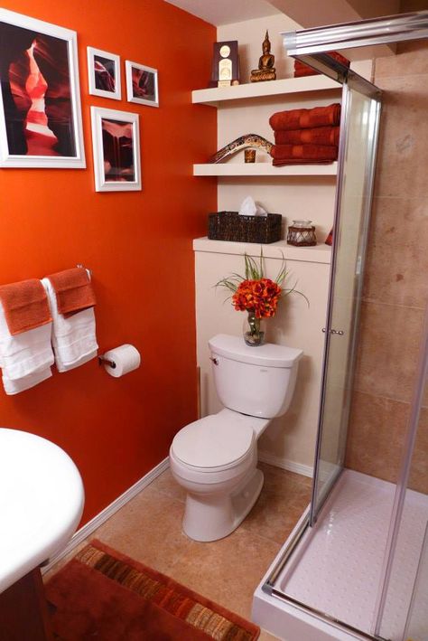 Orange Bathroom Orange Bathroom Paint, Orange Bathrooms Designs, Wc Ideas, Aqua Bathroom, Orange Bathroom Decor, Blue Bathroom Accessories, Rental Ideas, Bathroom Entrance, Orange Bathroom