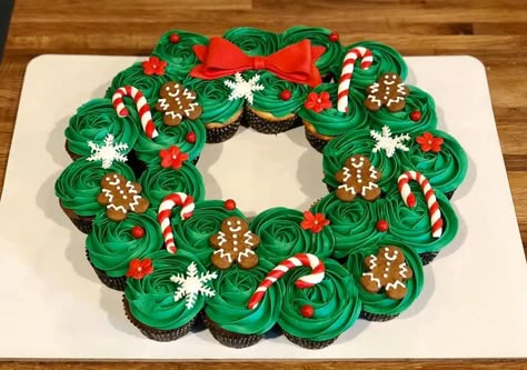 Christmas Tree Cupcakes Pull Apart, Cupcake Cakes Christmas, Pull Apart Cupcake Cake Christmas, Christmas Cupcake Wreath, Christmas Cupcakes Ideas Easy, Cupcakes Christmas Decorations, Pull Apart Christmas Cupcakes, Grinch Cupcakes Easy, Grinch Cakes Ideas