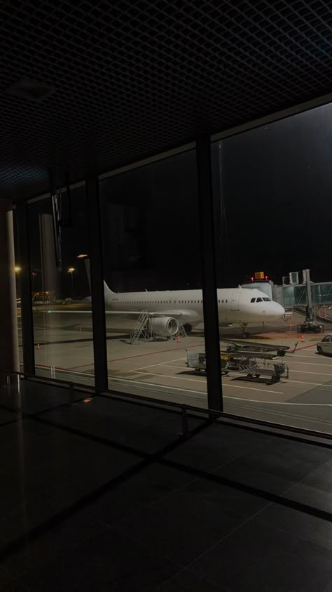 Flight At Night Planes, Nighttime Airport Aesthetic, First Class Flight Aesthetic Night, Traveling Dark Aesthetic, Dark Airplane Aesthetic, Airport Wallpaper Aesthetic, Airport Instagram Pictures Posts, Airport Dark Aesthetic, Plane Pictures Aesthetic