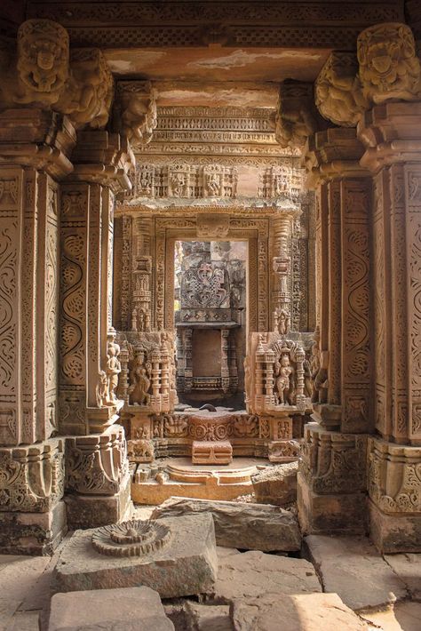 Indian Temple Architecture, India Architecture, Magic Places, Ancient Indian Architecture, Ancient Temple, Temple Architecture, Age Of Empires, Indian Architecture, Ancient India