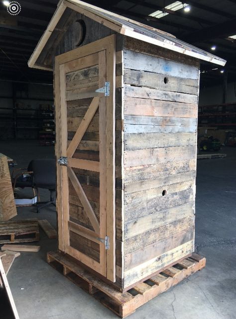 Pallet Toilet, Cool Outhouse Ideas, Pallet Outhouse Diy, Out House, Outhouse Ideas, Pallet Outhouse, Diy Outhouse Plans, Out House Ideas, Outhouse Diy