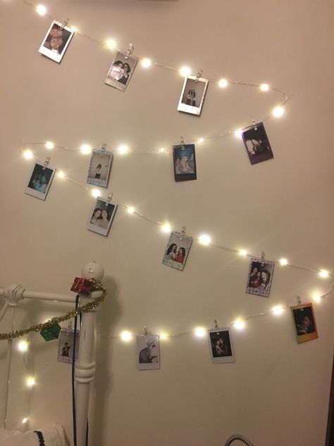 Fairy Lights Bedroom Polaroid, Photo Light Room Decor, Polaroid Wall With Lights, Photo Hanger Ideas, Fairy Lights With Polaroids, Aesthetic Polaroid Ideas, Room Poloroid Ideas, Fairy Lights Polaroids, String Lights With Pictures