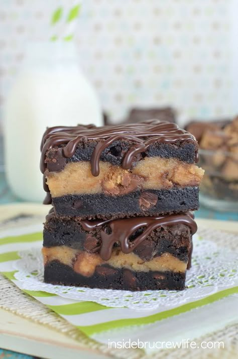 Chocolate Peanut Butter Cheesecake Cookie Bars - dark chocolate cookie bars with a peanut butter cheesecake center made with Reese's peanut butter cups  http://www.insidebrucrewlife.com Chocolate Peanut Butter Cheesecake Bars, Choc Cheesecake, Cheesecake Cookie Bars, Peanut Butter Cheesecake Bars, Cheesecake Cupcake, Chocolate Cookie Bars, Cheesecake Cookie, Cookie Dough Cheesecake, Chocolate Peanut Butter Cheesecake