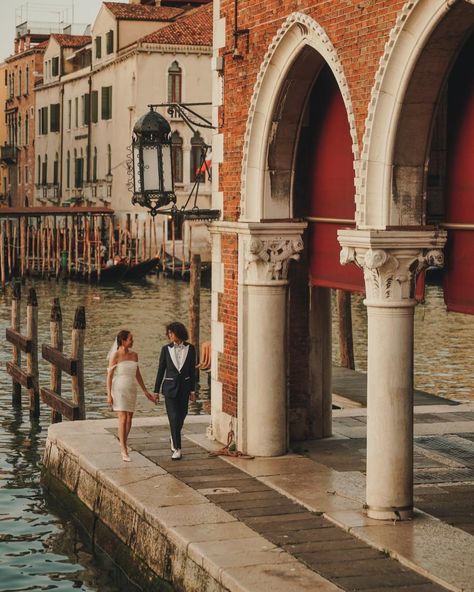 A dreamy pre wedding photoshoot in the sunset in Venice is the key 💍💕✨🗝 #venicephotographer #venicevideographer #cinematicphotography #photographerinvenice #venicewedding #veniceelopement #storytellingphotography Venice Photoshoot Couple, Venice Wedding Photography, Venice Couple Photography, Venice Engagement Photos, Venice Elopement, Wedding Bridge, 2025 Bride, Venice Wedding, Bride Photoshoot