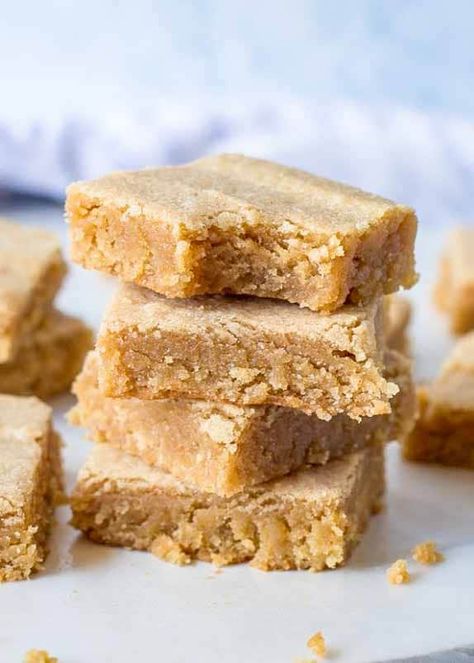 Peanut Butter Cookie Bars Chewy Peanut Butter Bars, Crunchy Peanut Butter Cookies, Dessert Bars Recipes Easy, Condensed Milk Recipes Desserts, Butter Cookie Bars, Butter Bars Recipe, Easy Dessert Bars, Peanut Butter Cookie Bars, Peanut Butter Bars Recipe