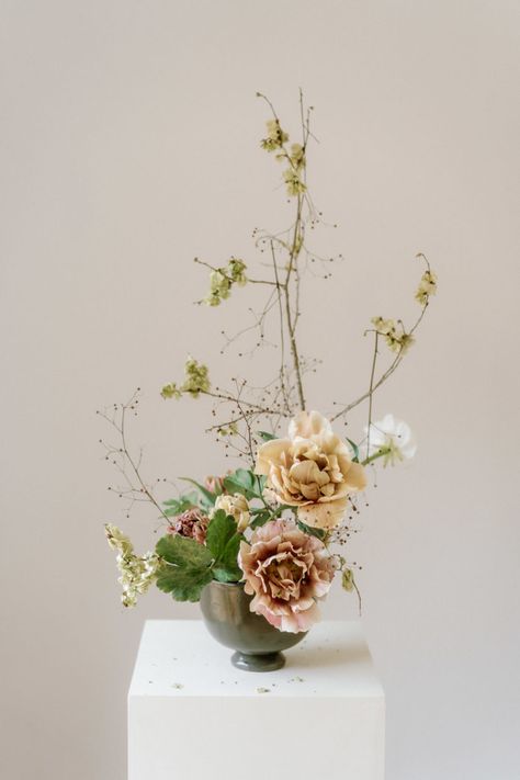 Minimalistic Floral Arrangement, Ikebana Wedding, Floral Designs Arrangements, Scattered Flowers, Floral Vases, Floristry Design, Wedding Branches, Drought Tolerant Garden, Small Vases