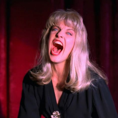 Twin Peaks Laura Palmer, Twin Peaks 1990, Sheryl Lee, Laura Palmer, Between Two Worlds, Visual Media, Twin Peaks, Film Stills, Me When