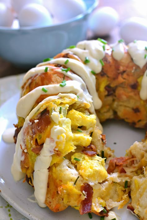 This Bacon, Egg & Cheese Monkey Bread combines all your breakfast favorites in one delicious pull-apart bread! Perfect for breakfast or an easy weeknight dinner, and just in time for back to school! Cheese Monkey Bread, Savory Monkey Bread, Bundt Pan Recipes, Bacon Egg Cheese, Monkey Bread Recipe, Bread Pull Apart Recipes, Bacon Egg And Cheese, Egg Cheese, Egg And Cheese