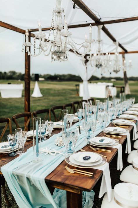 Tiffany Blue Country Wedding, White And Tiffany Blue Wedding, Turquoise Wedding Table Decor, Tiffany Blue Table Decorations, Wedding Tiffany Blue, Tiffany Blue Beach Wedding, Aqua Table Settings, Mint Blue Wedding, Rustic Tiffany Blue Wedding Decor