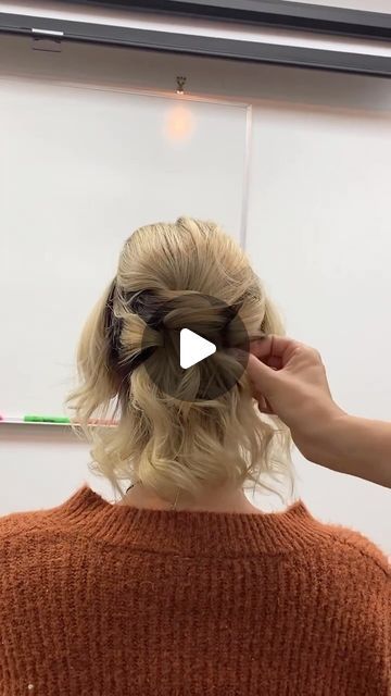 KellGrace on Instagram: "Short hair CAN go up! 🤍 I love not just doing updos, but also teaching them 🤍 I’ll be in San Antonio in less than 2 weeks teaching my time-saving techniques! 
⭐️Sept 15-16⭐️ @premierebeautyshows for tickets! 

#kellgrace #updo #tutorial #hair #updotutorial #braid #braids #hairstyle #style #stylist #hairstylist #blondehair #hairup #hairtrends #bridalhair #bridehair #bridesmaidhair #fringe #bangs #formalhair #makeup #americansalon #modernsalon #behindthechair #parkave #salon #haireducation #hairshow #simpleupdo" Shoulder Hair Updo Easy, Messy Hair Updo Short Hair, Up Do For Shorter Hair, Updo With Short Bangs, Short Hairstyles For Party Night, Easy Short Hairstyles For Wedding, Loose Updo Short Hair, Diy Wedding Hair Short, Pixie Hair Updo Easy