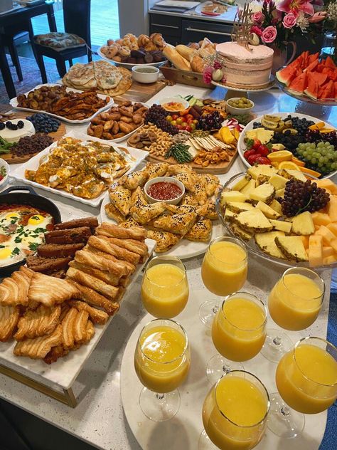 Brunch Vibes, Brunch Food, Party Food Buffet, Food Displays, Think Food, 17th Birthday, Buffet Food, Julia Child, Brunch Party