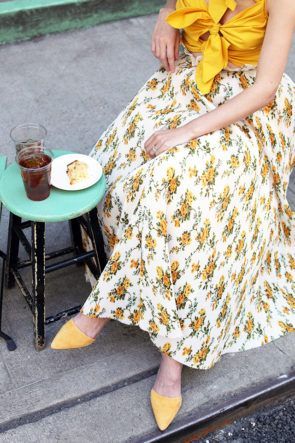 BOWS & BLOOMS // SPRING IS HERE! Yellow Skirt Outfit Ideas, Yellow Skirt Outfit, English Outfit, Printed Skirt Outfit, Spring Skirt Outfits, Skirt Outfit Ideas, Blair Eadie, Tops For Women Casual, Vintage Leather Handbag