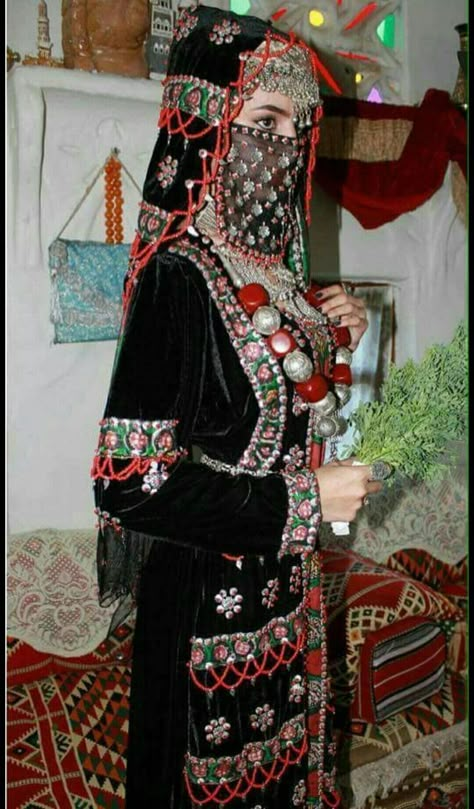 Arabic Dress Traditional, Yemen Clothes, Yemeni Clothes, Yemeni People, Arabic Dress, Arabian Beauty Women, African People, Arab Fashion, Traditional Attire