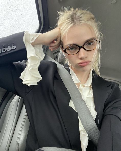 Miu Miu Glasses, Parisienne Chic, Mode Zara, Insta Ideas, Face Card, Mode Inspo, Geek Chic, 가을 패션, Looks Style