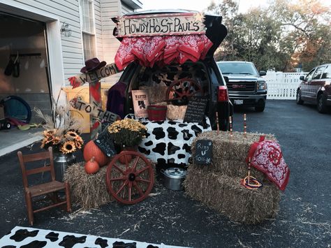 Trunk and treat western theme decoration Trunk And Treat, Trunker Treat Ideas, Photo Area, Horses Theme, Harvest Party, Cowboy Theme, Treat Ideas, Farm Theme, Trunk Or Treat