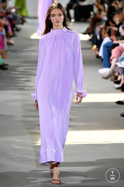 Tibi - Spring/Summer 2018 - Look 46 Lavender Spring Outfits, Light Purple Outfit, Purple Dress Street Style, Lilac Dress Street Style, Purple Runway Outfits, Purple Fashion Editorial, Lavender Editorial, New York Spring, Light Lavender