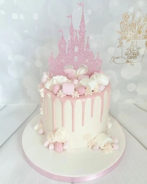 Disney 30th Birthday Cake, Disney Princess Cake Design, Fairytale Birthday Cake, Princess Theme Birthday Cake, Princess Cake Ideas, Princess Themed Cake, Pink Princess Cake, Disney Castle Cake, Pink Princess Cakes