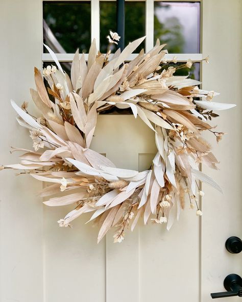 🌾🍂 The fall corn husk wreaths have entered the chat! Which one is your favorite?! ⤵️ These boho style wreaths are perfect for: 👉 The neutral home aesthetic lover 👉 The person who enjoys neutrals, but also a pop of color 👉 The person who wants to decorate for Halloween, but make it spooky chic AND they’re perfect either on your front door or as an interior statement piece for autumn. Find these wreaths in my shop! Get the link to my shop by commenting below 👉 FALL WREATHS 👈 #fallwreaths ... Interior Wreath, Neutral Home Aesthetic, Door Beige, Autumn Window Display, Aesthetic Lover, Corn Husk Wreath, Autumn Window, Corn Husks, Boho Wreath