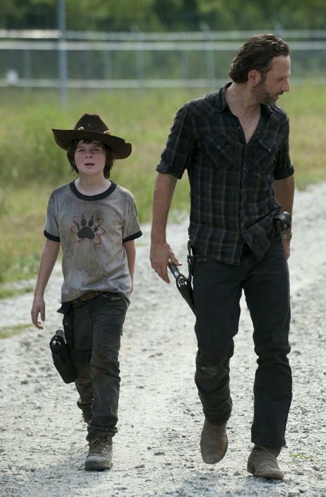 Rick and Carl on the prison Twd Cursed, Carl E Enid, Carl The Walking Dead, Rick And Carl, Twd Funny, Twd Memes, Walking Dead Funny, Walking Dead Memes, Face Swap