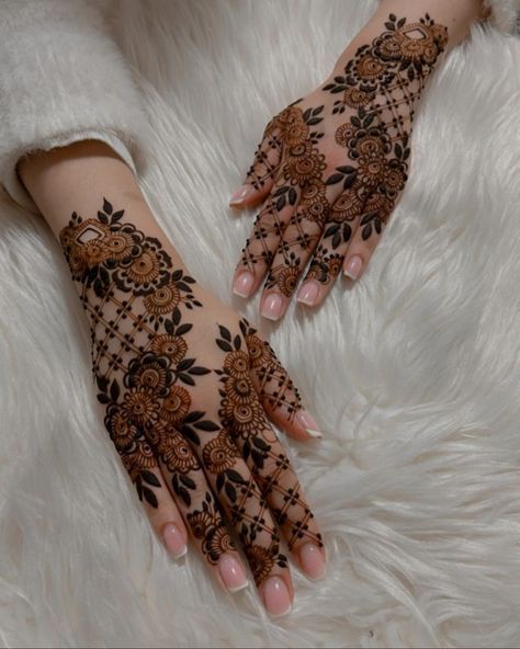 Floral Mehndi Designs, Floral Mehndi, Mehndi Designs Bridal Hands, Very Simple Mehndi Designs, Simple Mehndi Designs Fingers, Engagement Mehndi Designs, Full Mehndi Designs, Pretty Henna Designs, Stylish Mehndi Designs