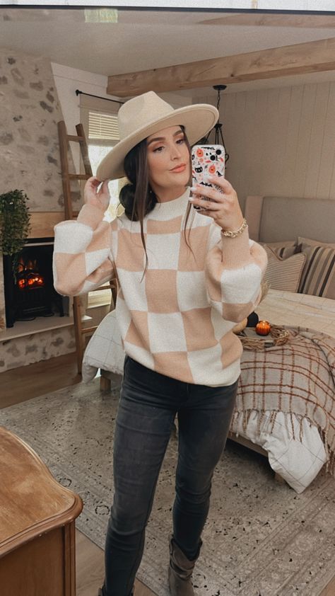 checkered sweater with hat, fall hat, fall  outfit with loose bun, Checkered Sweater Outfit, Outfits Amazon, Checkered Sweater, Cozy Outfits, Sweater Outfits Fall, Cozy Fall Outfits, Sweater Outfit, Fall Sweater, Cozy Outfit