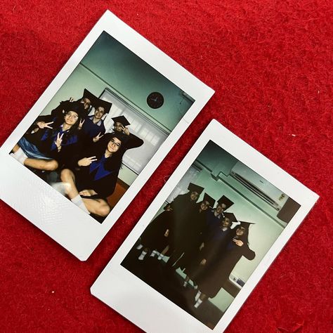 graduation friends school polaroid pictures Polaroid Graduation Pictures, Polaroid Graduation, Graduation Story, Graduation Friends, Senior Year Things, Cap And Gown Photos, Graduation Shoot, Friends School, Graduation Cap And Gown