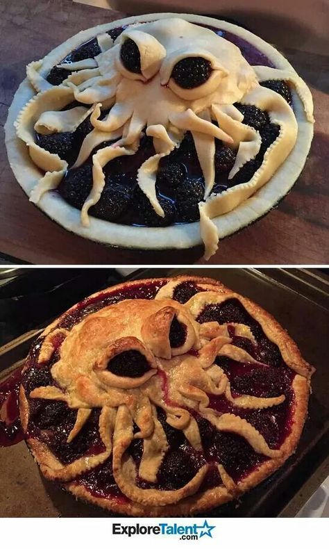 Cthulu Blackberry Pie, Spooky Food, Decorações Com Comidas, Pie Crusts, Halloween Baking, Halloween Dinner, Halloween Snacks, Halloween Desserts, Halloween Food For Party