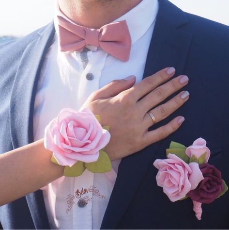 Pink ang burgundy Boutonniere. Wedding boutonniere. Wedding button holes. Flowers At Wedding, Boutonniere Corsage, Prom Flowers Corsage, Pink Bowtie, Prom Corsage And Boutonniere, Homecoming Corsage, Blush Pink Bridesmaids, Bridesmaid Corsage, Wedding Car Decorations