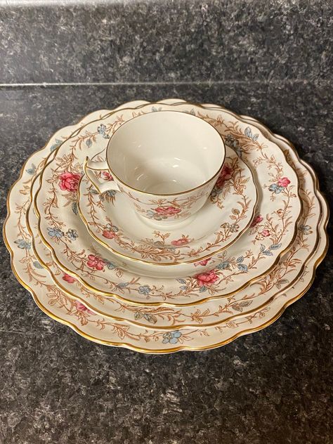 Cute Dishes Sets Dinnerware, Cute Dishes Sets, Antique Plates Ceramic, English Plates Vintage, Vintage Flower Plates, Crockery Design, Floral China, Antique Floral Plates, Porcelain Plates Floral