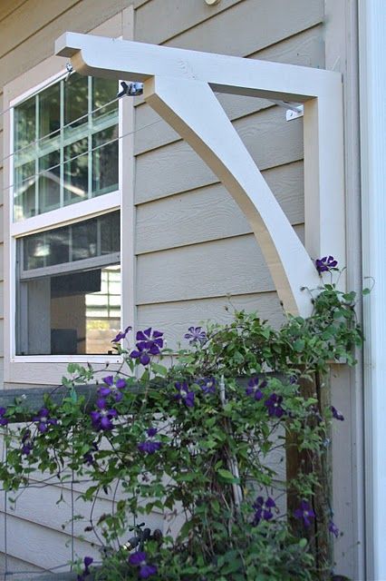 A well hidden clothesline on back of house! from Homestead Revival blog. Smart idea instead of tacky poles in yard Outdoor Clothes Lines, Clothesline Diy, Laundry Line, Laundry Lines, Wall Mounted Drying Rack, Wooden Trellis, Laundry Drying, Large Yard, Enjoy The Sunshine