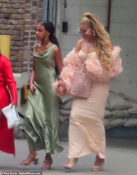 Queen Bee Beyonce, Blue Ivy Carter, Ghostface Scream, Parenting Goals, Beyonce Knowles Carter, Beyonce Style, Celeb Fashion, Chemistry Notes, Beyoncé Giselle Knowles-carter