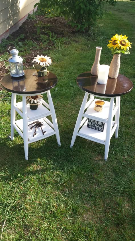 Bar stools turned into end tables/ side tables. Bar Stool Night Stand, Bar Stool Refurbished, Bar Stool Flip, Bar Stools Turned Into Table, Stool End Table, Repurpose Stools Ideas, Bar Stool Repurpose, Side Table Refinishing Ideas, Repurpose Bar Stool Ideas