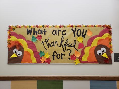 Thanksgiving Preschool Decorations, Easy Thanksgiving Bulletin Boards, Thanksgiving Wall Decor Classroom, Im Thankful For Bulletin Board, Easy November Bulletin Boards, Fall Parent Board Ideas Daycare, Thanksgiving Board Ideas For School, Friendsgiving Bulletin Board, We Are Thankful Bulletin Board