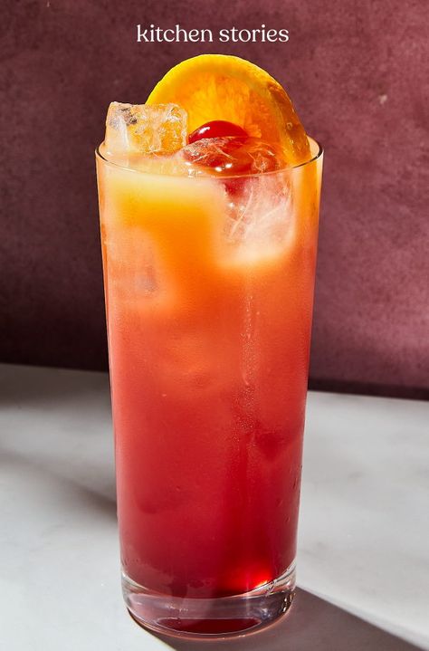 Tequila Sunrise, ein Cocktail für diejenigen, die auf süße Drinks stehen. Schnell gemacht und perfekt zum anstoßen mit Freunden. Tequila Sunrise Cocktail, Tequila Sunrise, Kitchen Stories, Pint Glass, Happy Hour, Tequila, Beer Glasses, Blogger, Fruit